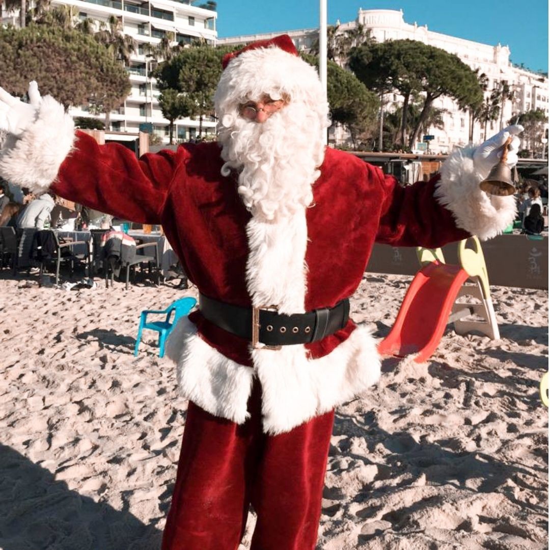 Save The Date 🎄 
Le Père Noël du #VegalunaPlage vous donne rendez-vous le 30/12 pour un moment magique et une distribution de cadeaux aux enfants présents ! 🎁
_
#noel #cannes #plage #restaurant