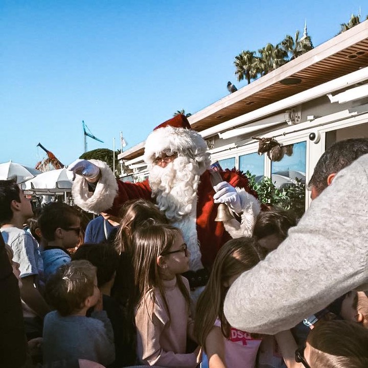 Joyeux Noël à tous ! 🎅 🎄  + Le Père Noël du #VegalunaPlage vous donne rendez-vous le 30/12 pour un moment magique et une distribution de cadeaux aux enfants présents 🎁
_
#noel #cannes #plage #restaurant