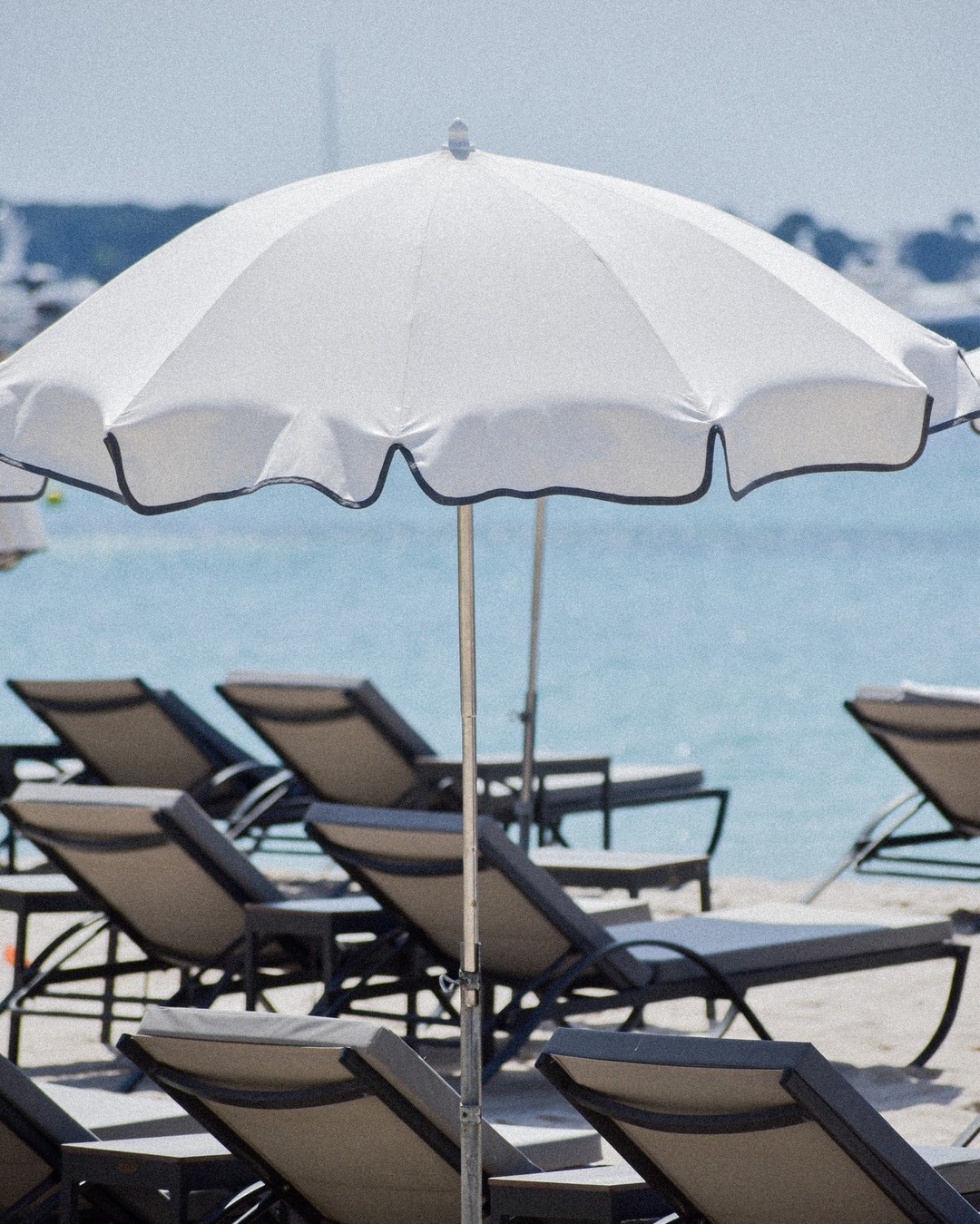 Un weekend au soleil ? 😎 Réservez votre transat et profitez d'un moment #chill au bord de l'eau ☀️
_
Boulevard de la Croisette, Cannes
04.93.43.67.05
www.vegaluna.fr  #sunbath #restaurant #cannes #plage #frenchriviera #summervibes #relax